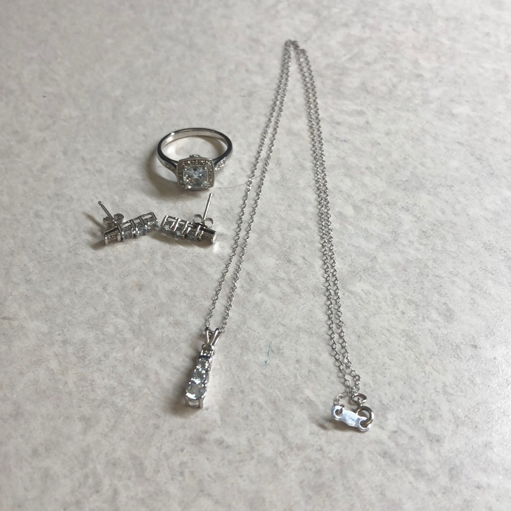 Aquamarine necklace, bracelet and earrings.